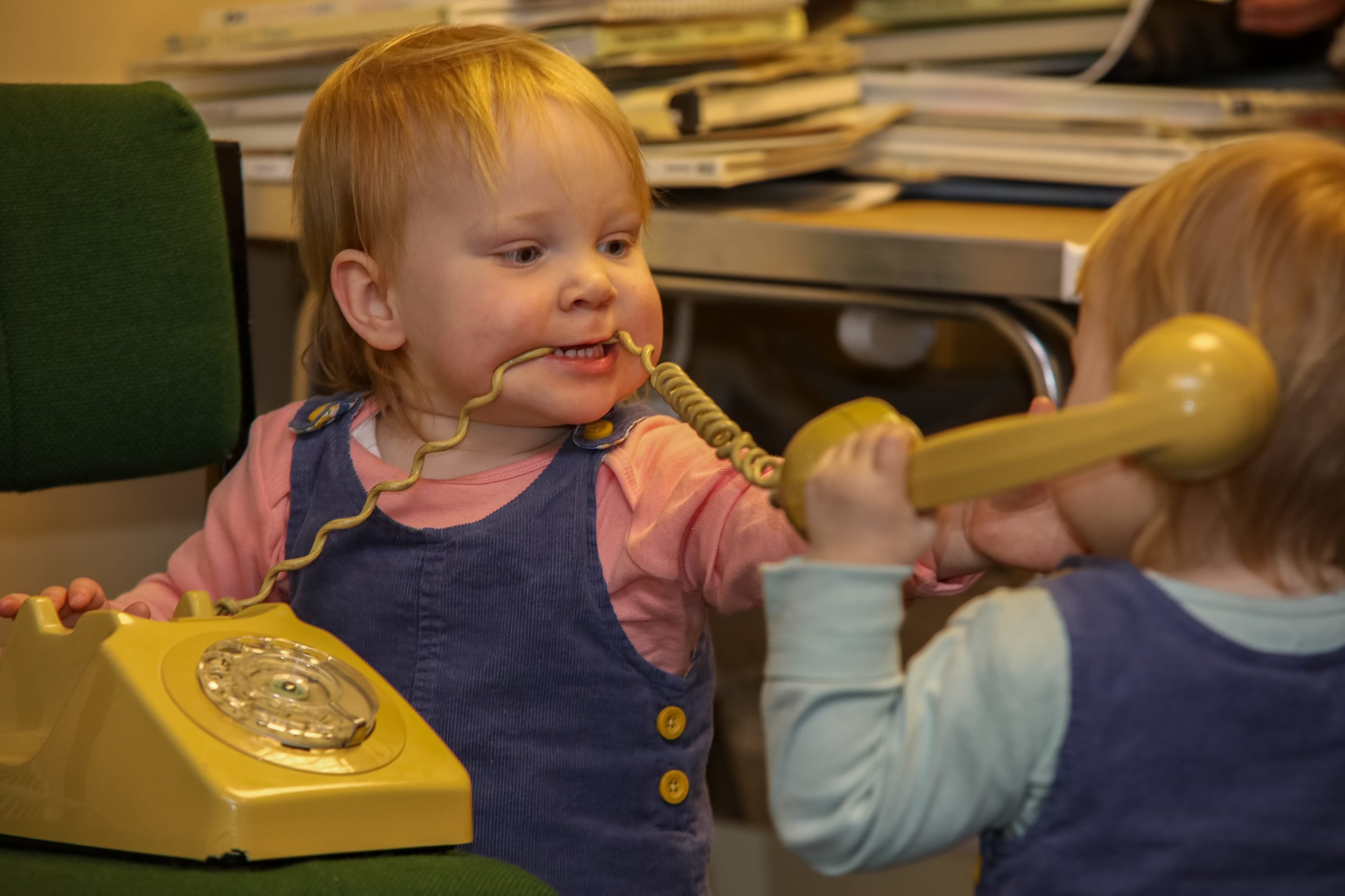 RS3974_20190309-IMGM0253 Indiana and Aurelia on the phone