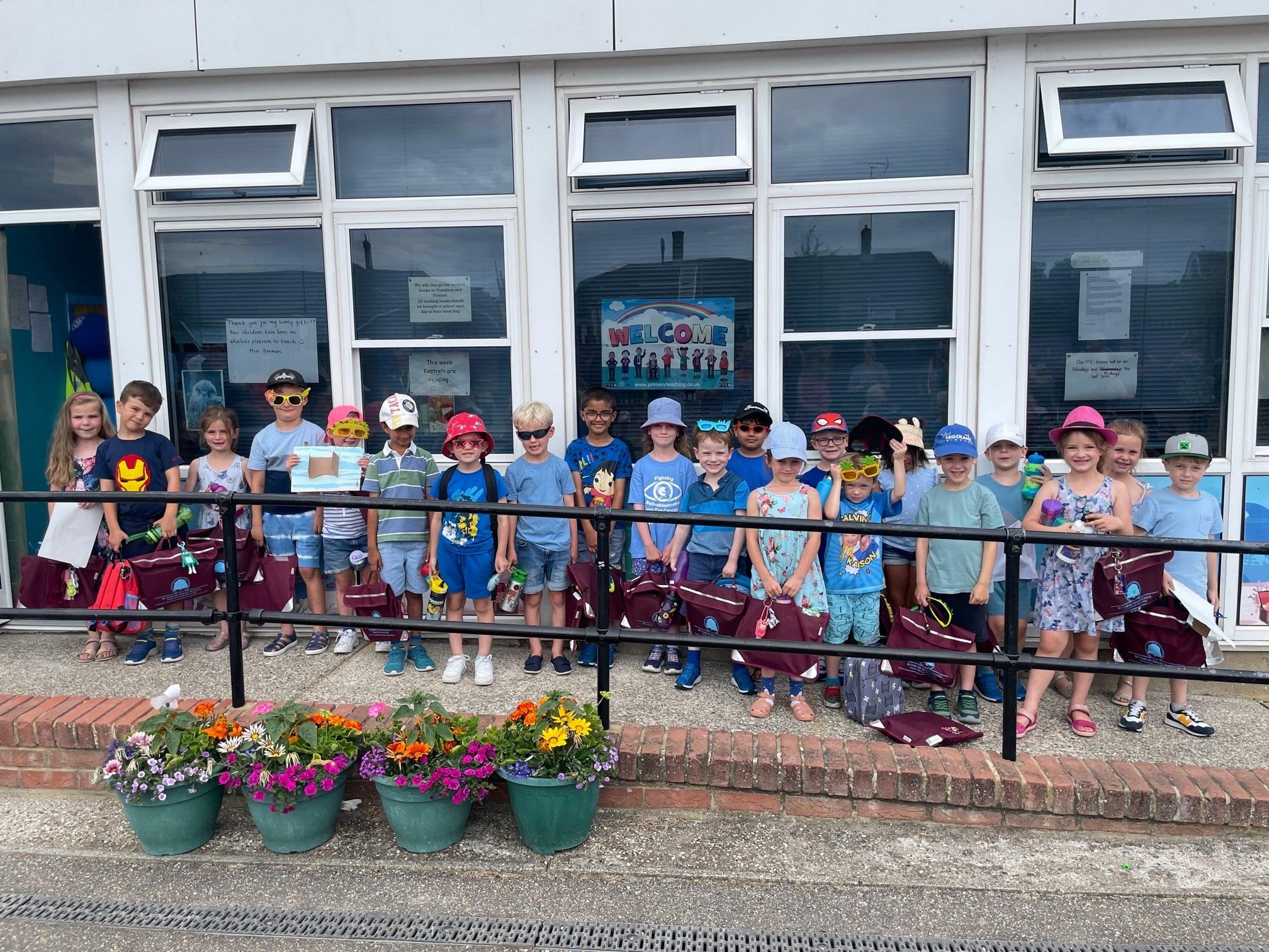 RS6162_Amber school children at a school with crazy glasses