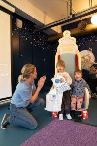 Lena is clapping two boys